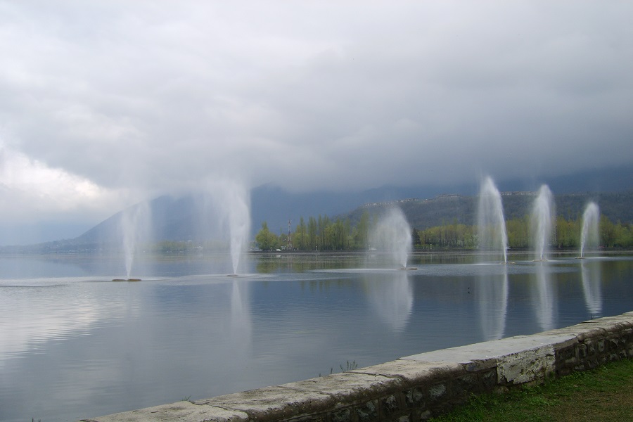 Enchanting Srinagar Houseboat Tour